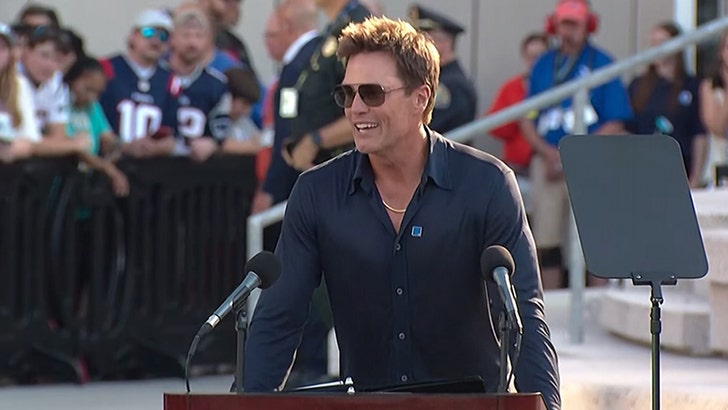 672d5e5f45db46d091747ec155ba6dd1_md 080825_tom_brady_statue_speech_kal