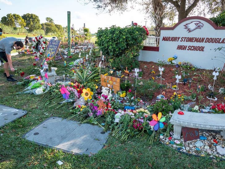 6ad4d96b3e174bab82566996ac91f85b_md Parkland Shooting Memorial