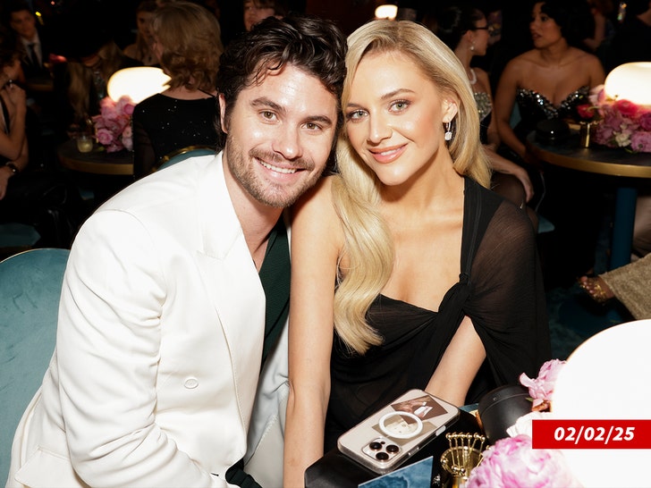 6b18abe3d8a74940882f38ea15737a31_md Kelsea Ballerini and Chase Stokes getty 1