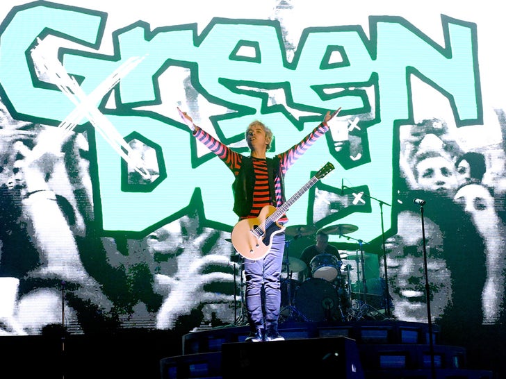 6c5e10c464a54dfa8f8766d80143e054_md Green Day Performance Pics