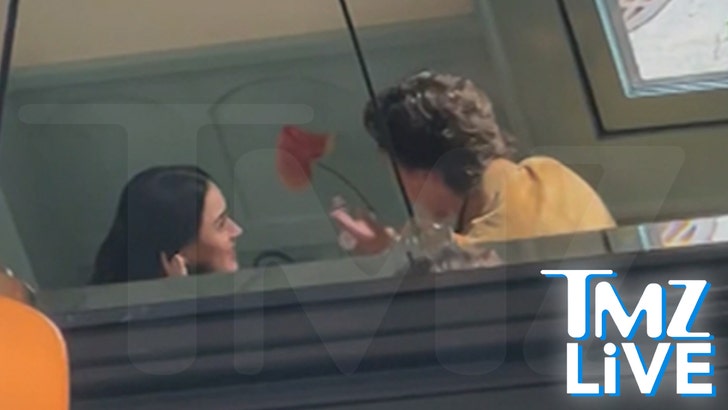 6cbfd1b86edb47a6b22fb070005636d7_md perry-trudeau-tmz-live