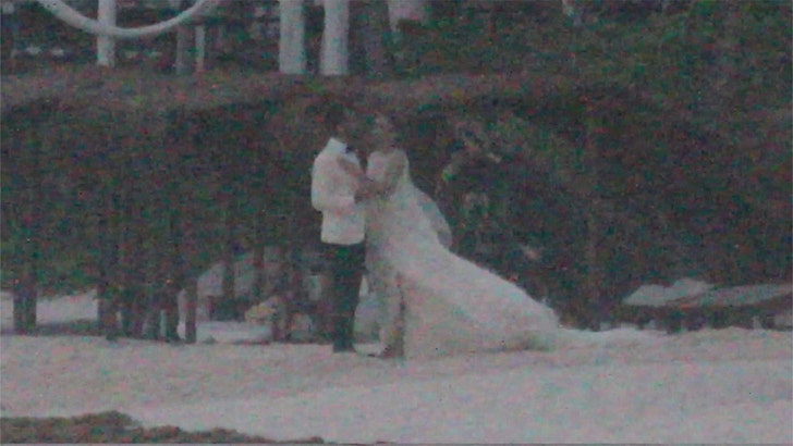 6e60dde518ff4685b32596ea6b00f22e_md 031625-justin-theroux-wedding-kal