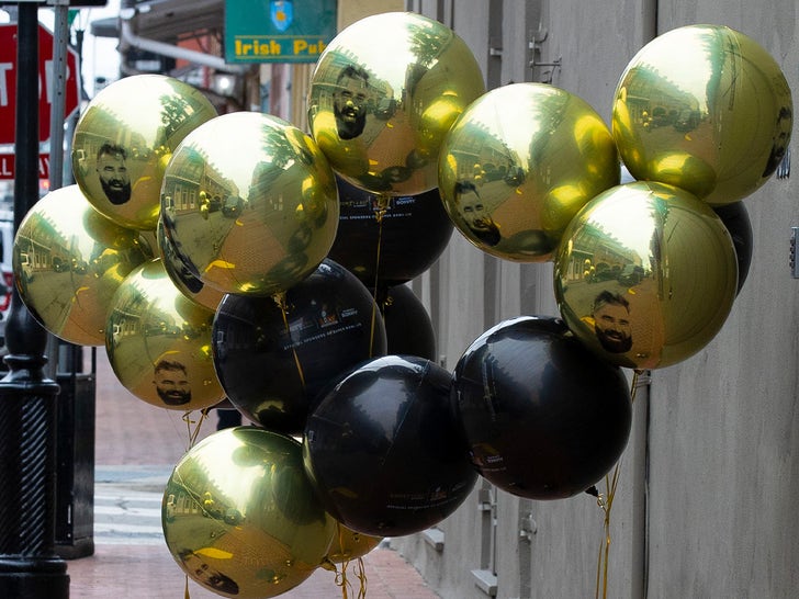 6fee8df3205e441998242328d881edf4_md 0204-Jason-Kelce-Face-Balloon-SUB