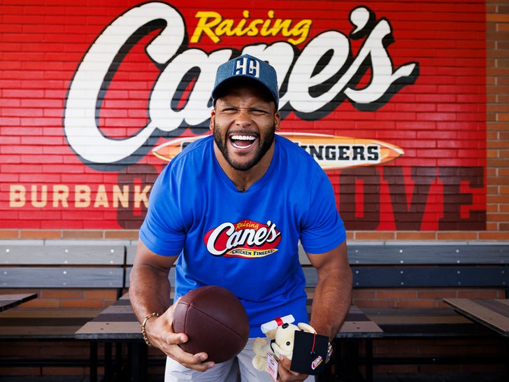 7086ffd2d3954a118d6564eb4318dc17_md Aaron Donald Hits Up Raising Cane's