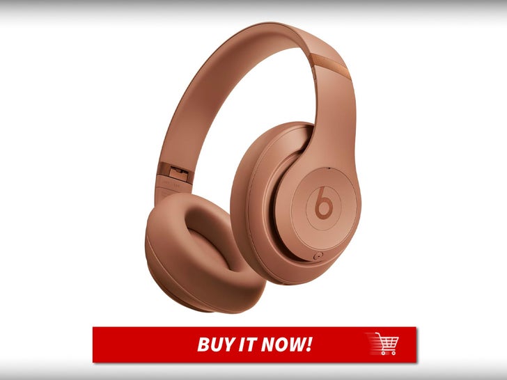 71aadcb53b994975ab756c7b22d56b91_md-2 Beats-Studio-Pro-x-Kim-Kardashian-MAIN