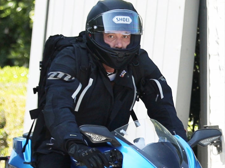 7309b85285494ce29f08c4dd2e50e1b0_md 0328-Ben-Affleck-Blue-Bike-SUB-1