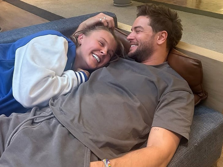 735b039fec52426fbfa4f270b5743678_md JoJo Siwa And Chris Hughes Together