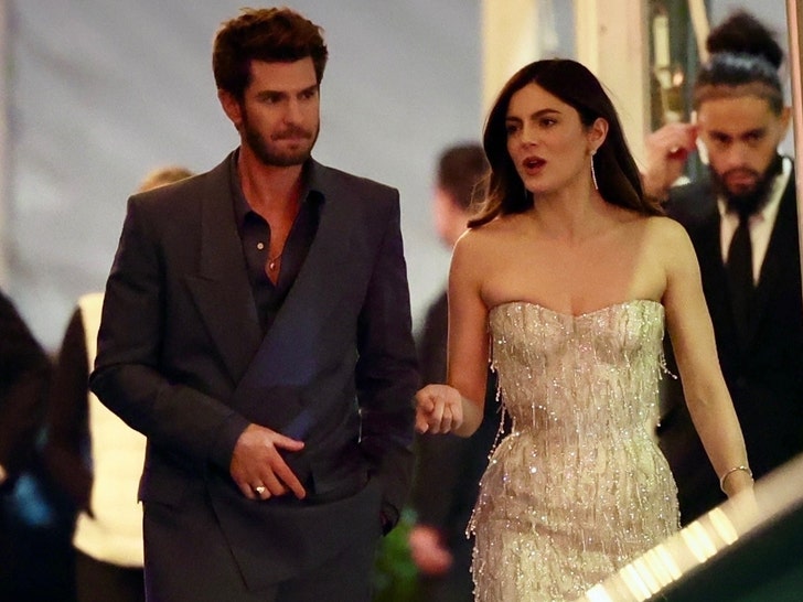 76abbc3af24841ed8e65431a2b12b426_md Celebs Leaving The Vanity Fair Oscar Party