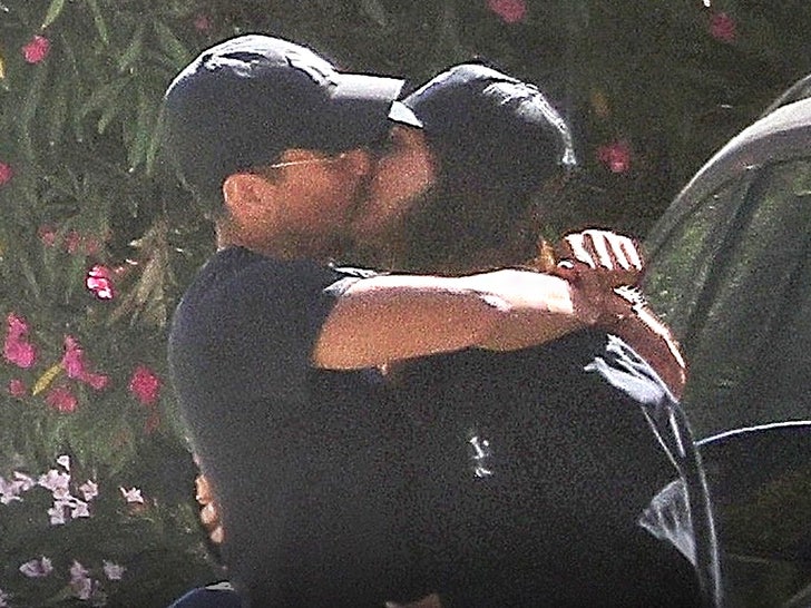 7932d182b711441aa7eee750f984b3a9_md Jessica Alba & Danny Ramirez Share Loving Smooch in LA