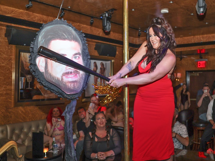 7944b302c8cc4f5b814e88b0a22e4177_md Jenelle Evans Throws Strip Club Divorce Party... Smashes David Eason Piñata