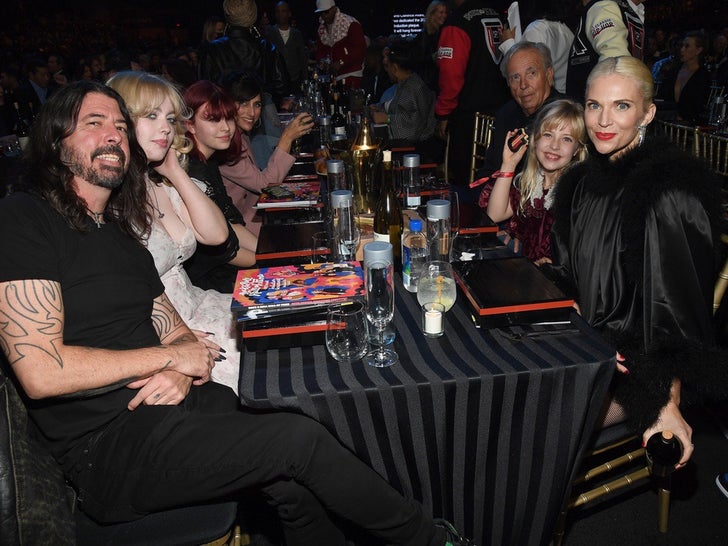 79bbe400677e46ea9af27e93c64d9ea0_md Dave Grohl Family Photos