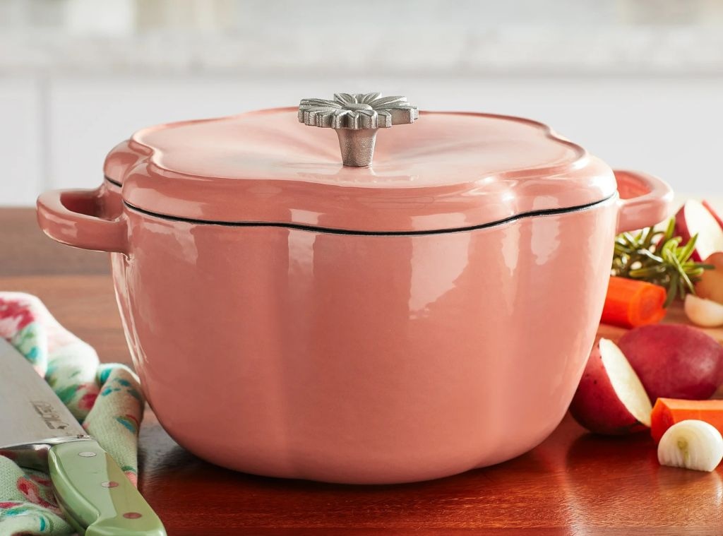 SHOP This Pioneer Woman Dutch Oven main image