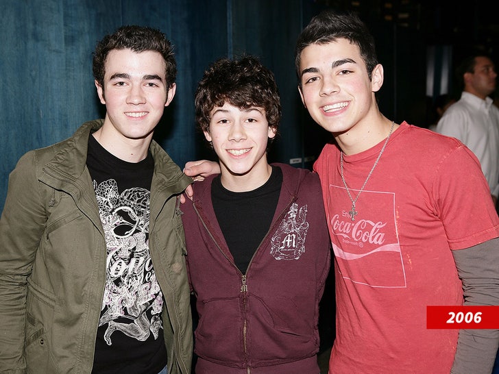 7d4622b95954454e94ee083e4be0ea21_md jonas brothers 2006 sub getty swipe