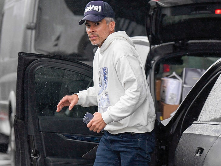 7d919a6d8b874bf0afbbb8ca3e84fa29_md 0212-Cash-Warren-Moving-New-Condo-SUB-3