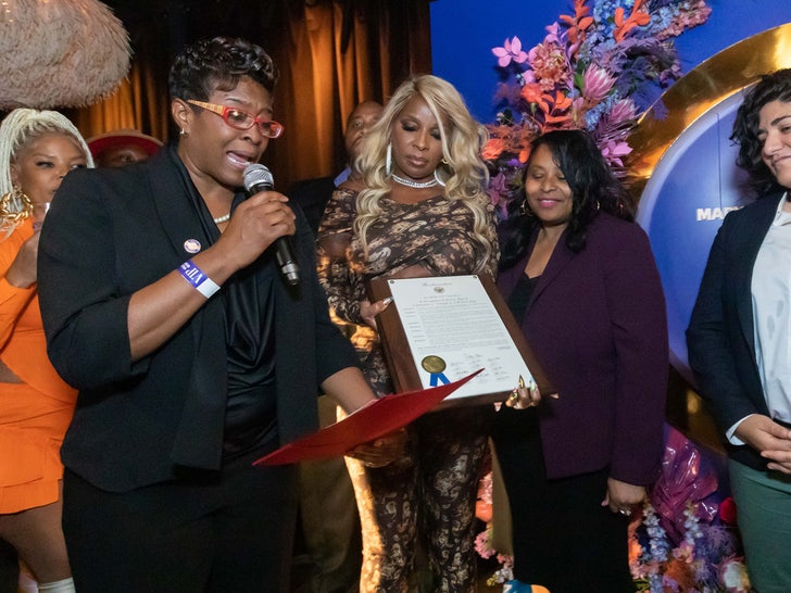 7e053e3a5c434256806965b3bffabfd5_md Mary J Blige Honored For Strength Of A Woman Day