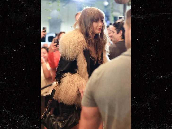 7e3e7596b33542c699c69de32dc12b93_md Taylor Swift dinner at Gianna's in New Orleans with HAIM