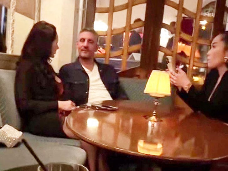 7e50ea9836ff4bdcafcb9bcdf2574fc9_md Mauricio Umansky Makes Out With Woman at Chateau Marmont
