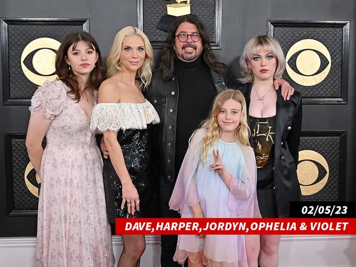7f0b794ddef04beeb8b9728ac10b1349_md dave grohl and family