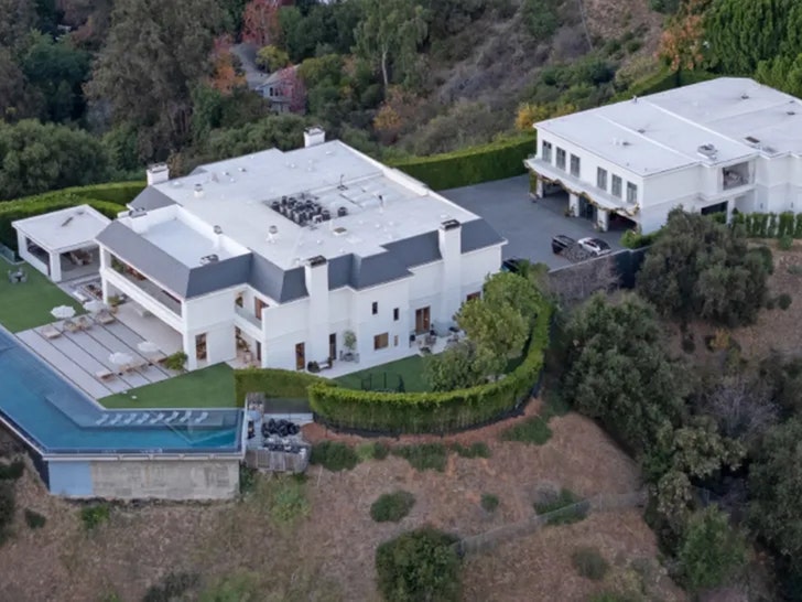 ben affleck and jennifer lopez mansion backgrid 1