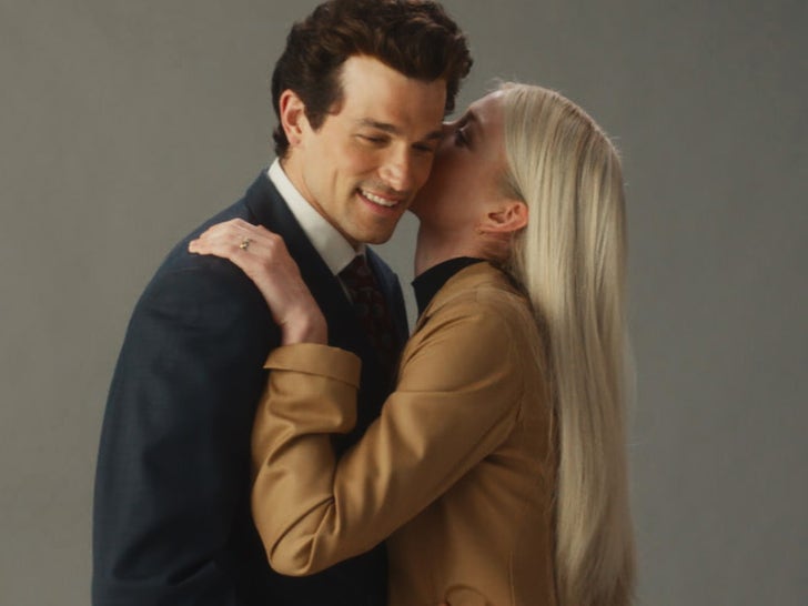 7f613869c93c4414aced0d20d0303bd3_md Actors playing JFK Jr. and Carolyn Bessette-Kennedy in FX series