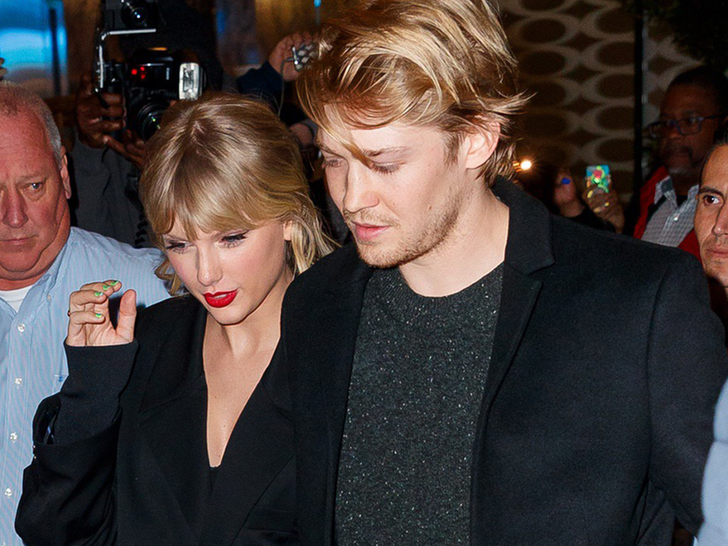 7fdc222c83784024bd35ac7fa9751818_md Taylor Swift And Joe Alwyn -- Happier Times!