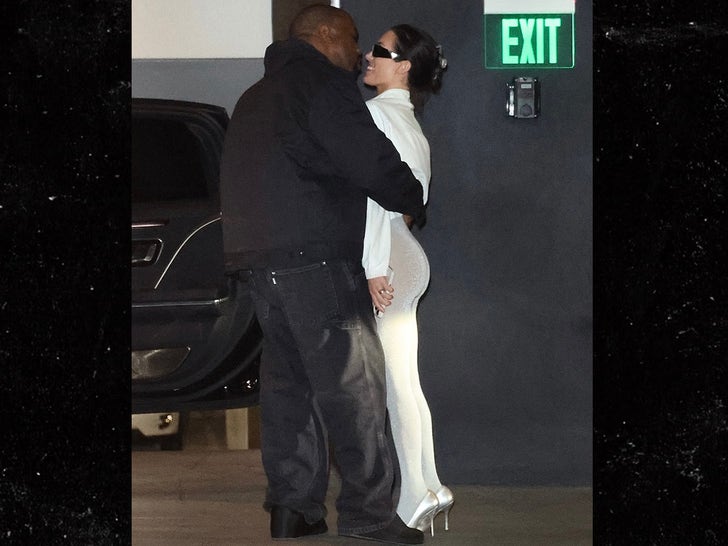 80323afa18cf4d718ceda844fe88e31d_md 0205-Kanye-West-Bianca-Censori-Middle-Of-The-Street-Stella-West-Hollywood-photos-primary-8