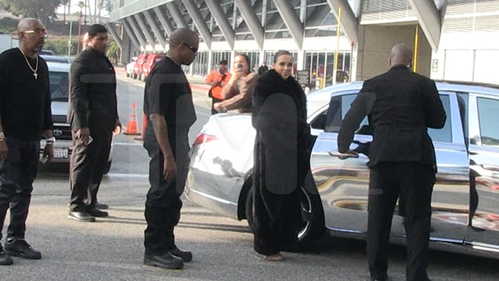 80a0da57be4d4e2482627c6c2e1aaeb3_md-6 020225_kanye_bianca_kal