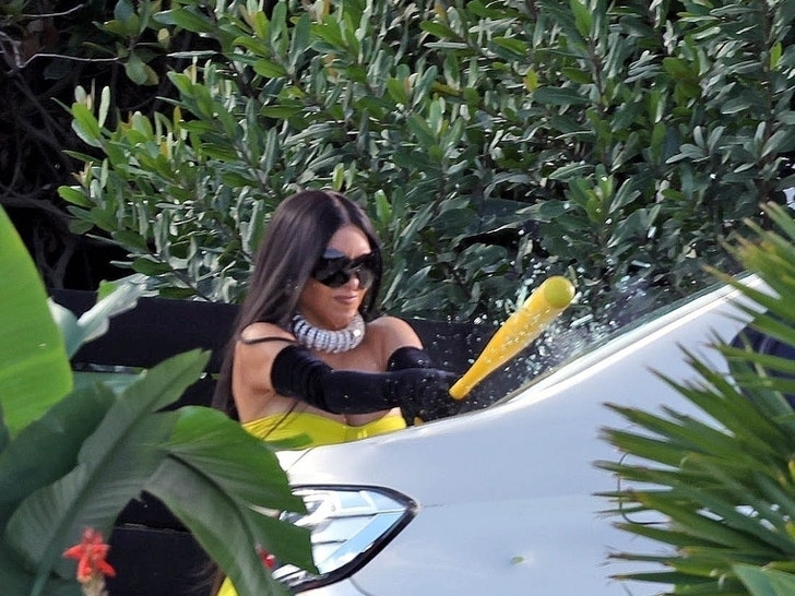 8133d0b21af14b339c8cbf199f7ff181_md 0128 Kim Kardashian Alls Fair 3