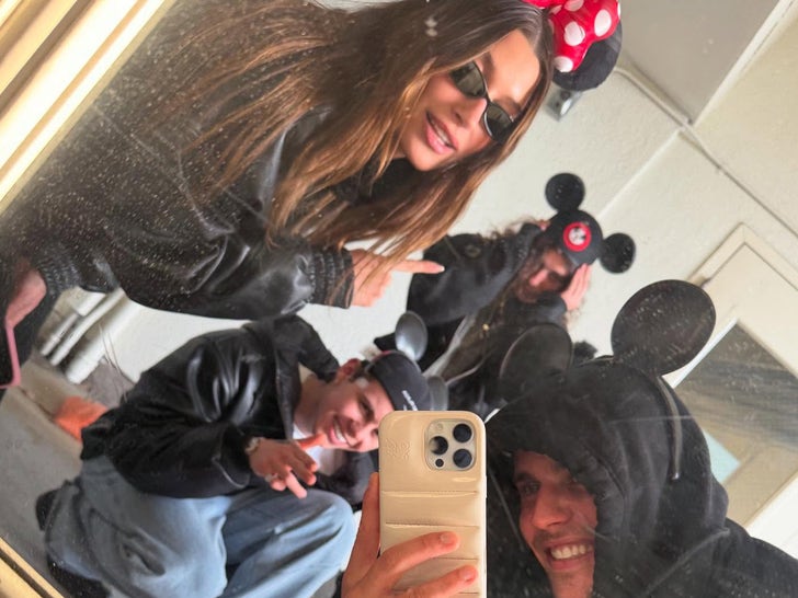 81e842502d644f51bd6588a7c3f98d27_md Justin And Hailey Bieber With Kid Laroi At Disneyland
