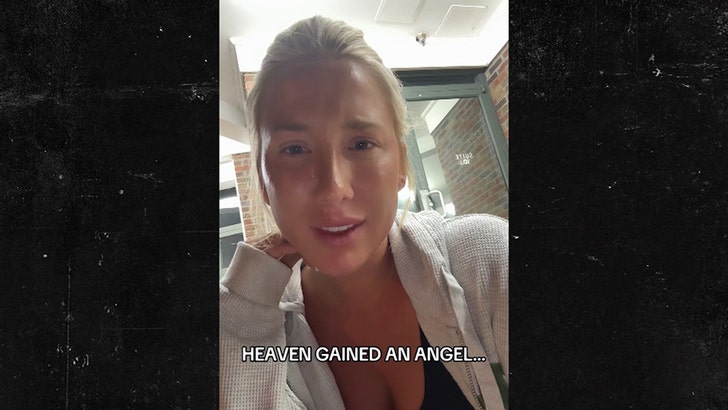 82737cfd7af54eee884c2523f4751edd_md 091125_savannah_chrisley_kal