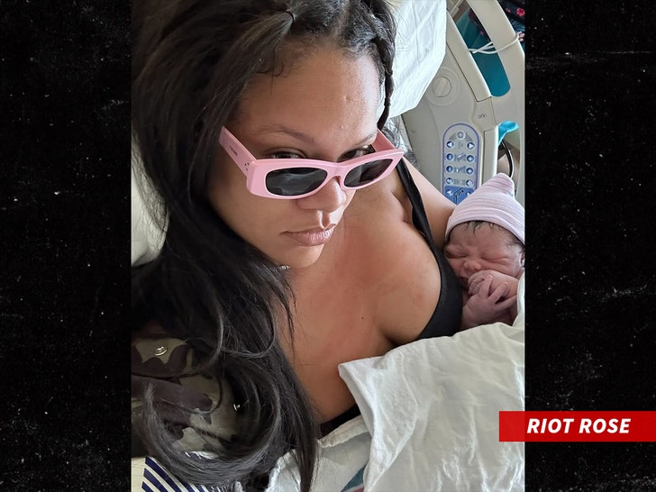 85ccbcf97ff24a3281233886da860335_md-1 Rihanna Posts Rare Photos of Her 2 Sons to Celebrate International Women's Day