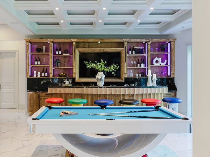 86f17e2f7eaa4597be13923f10027973_md 1220-Jojo-Siwa-Tarzana-House-Sale-Sub1