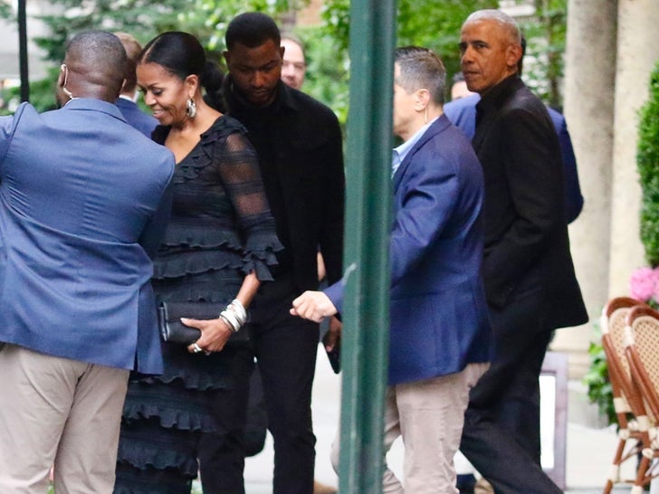 880b2c6af1ca44fd99fc1e6f7fa2a96d_md Barack and Michelle Obama Seen Together At NYC Hotel