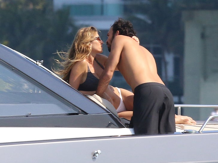 884e88d23e2c49e891b32a97fe1e47b8_md 0310-Gisele-Bundchen-Bikini-Yacht-Miami-Beach-With-Joaquim-Valente-Photos-primary-2