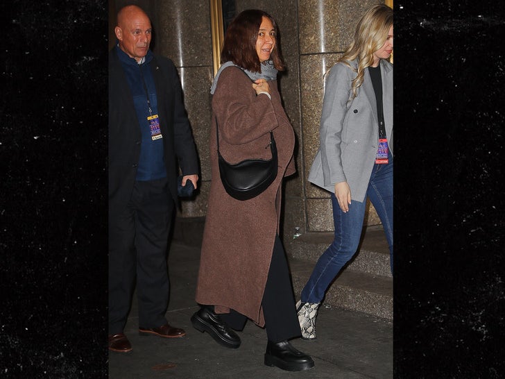 88c50734110749d2b771e3ed3cb8a7c5_md 0213-Saturday-Night-Live-Rehearsals-50th-Anniversary-Celebrity-Arrivals-MAIN-3