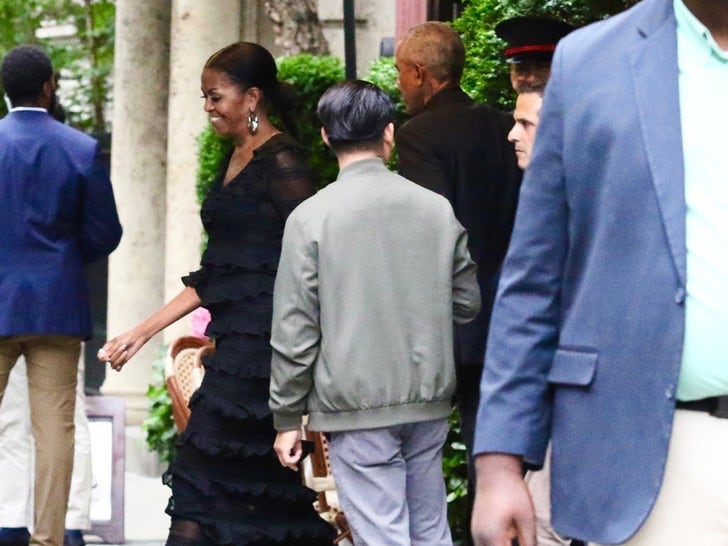 0527-Barack-Michelle-Obama-Seen-Together-NYC-Hotel-Sub3