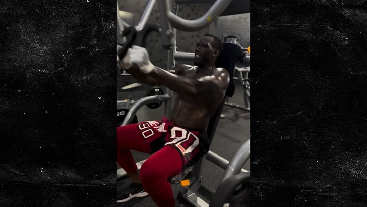 89253dbf7d1549fa90b63d160cf48e73_md 050525_jason_pierre_paul_lifting_kal