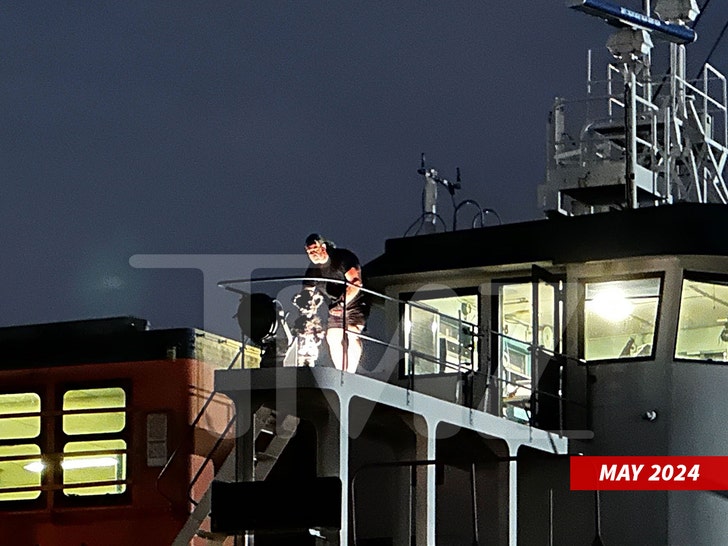 89a07c12c117418ca140a7eeea36ec6f_md Pete Davidson and Colin Jost's Staten Island Ferry Used For 'Screamboat' Filming