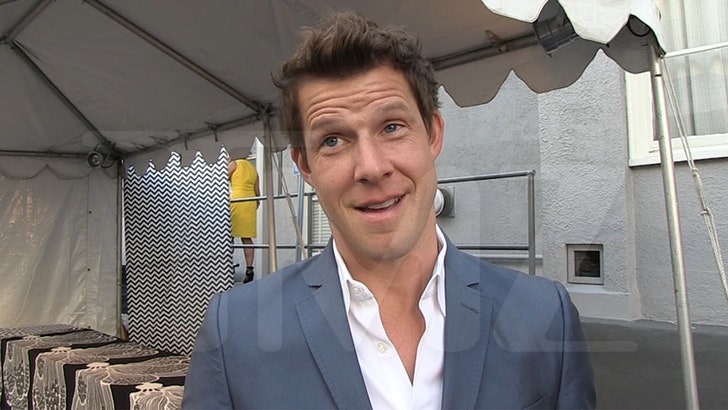 8b786183b9b64043bc2a5e32b8b83476_md 022025_eric_mabius_march_2012_kal