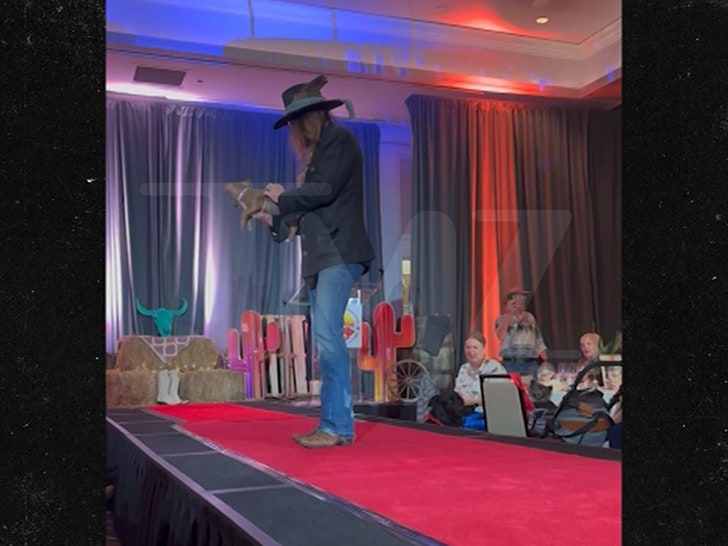 8c264a34158f4ca7a6fa33d12147c6c3_md 020225-billy-ray-cyrus-primary-4