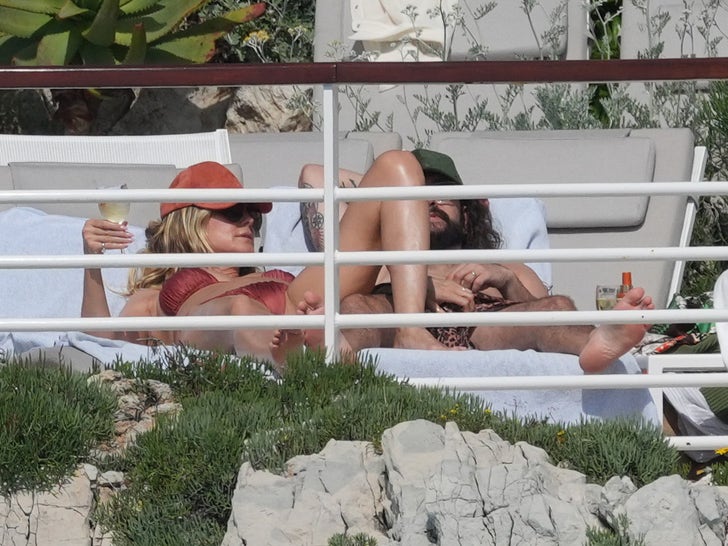 8ce61b9a5836412c9e54556d5d69d761_md Heidi Klum And Tom Kaulitz Sun Bathing At Their Hotel In Cannes