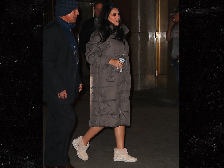 8d30f121d83e4f2887345c97be81b606_md 0213-Saturday-Night-Live-Rehearsals-50th-Anniversary-Celebrity-Arrivals-MAIN-4