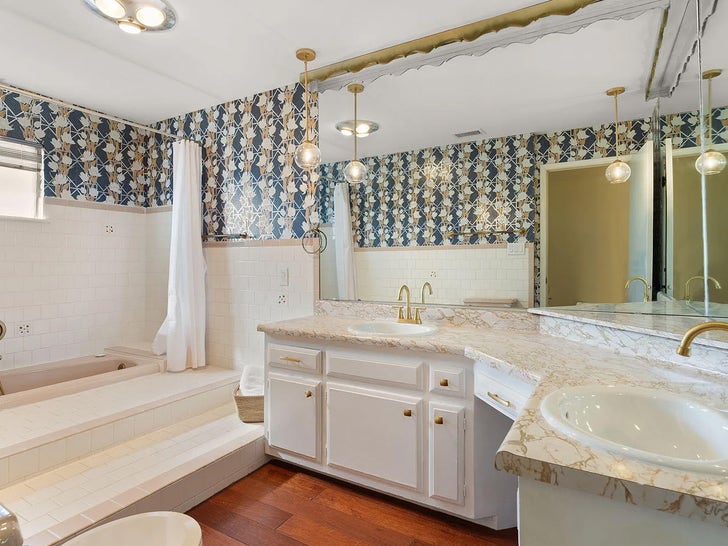 8d36298162ce4971a843f11e01c24815_md 0203-Byers-Home-Stranger-Things-For-Sale-primary-2