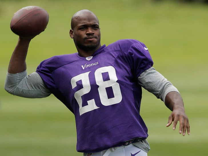 8db8c35ff5df54abbe4ed27f2f4f618c_md Adrian Peterson On The Field