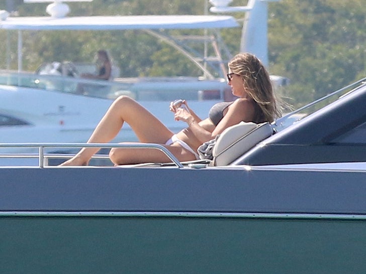 8ef9b23997a048aaba6170a8d30d1445_md 0310-Gisele-Bundchen-Bikini-Yacht-Miami-Beach-With-Joaquim-Valente-Photos-primary-3