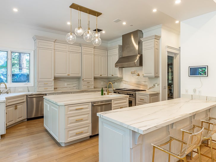 8f451175345a466b8258ee35027464be_md 0213-britney-spears-former-beverly-hills-home-photos-primary-2