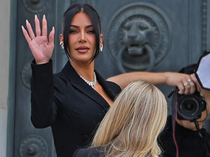 9103329516704bfdb0b9c98b3afafe1a_md Kim Kardashian Arrives at Paris Court to Testify in 2016 Armed Robbery Trial