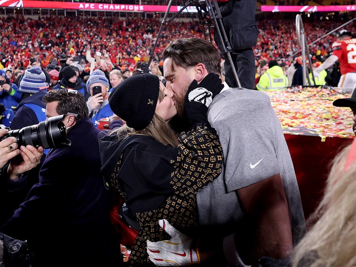913e30422e984aa7b238bb5af09b158d_md-1 Taylor Swift and Travis Kelce Share a Kiss After Chiefs' AFC Championship Victory