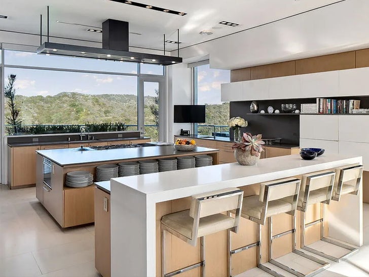 92265af5da5c4da8b9c6dd8b47f329ea_md 0317-L.A.-Reid-Kitchen-SUB