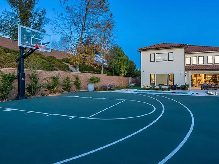 94152a1c28274cc988eccef169dd4825_md 0128-Derek-Fisher-Gloria-Govan-Bball-Court